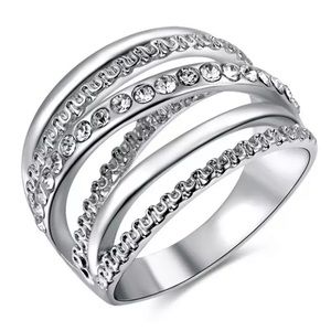 Sparkling polished silver criss cross band ring